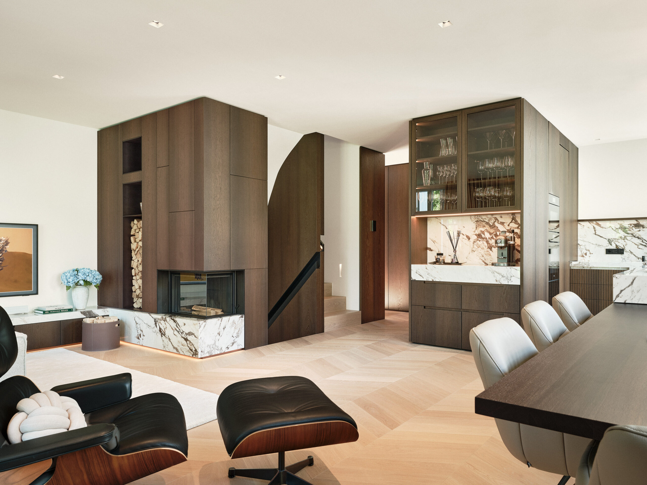 Innenarchitektur Stadtvilla München mit Räuchereiche und heller Keramik_wohn-/Esszimmer