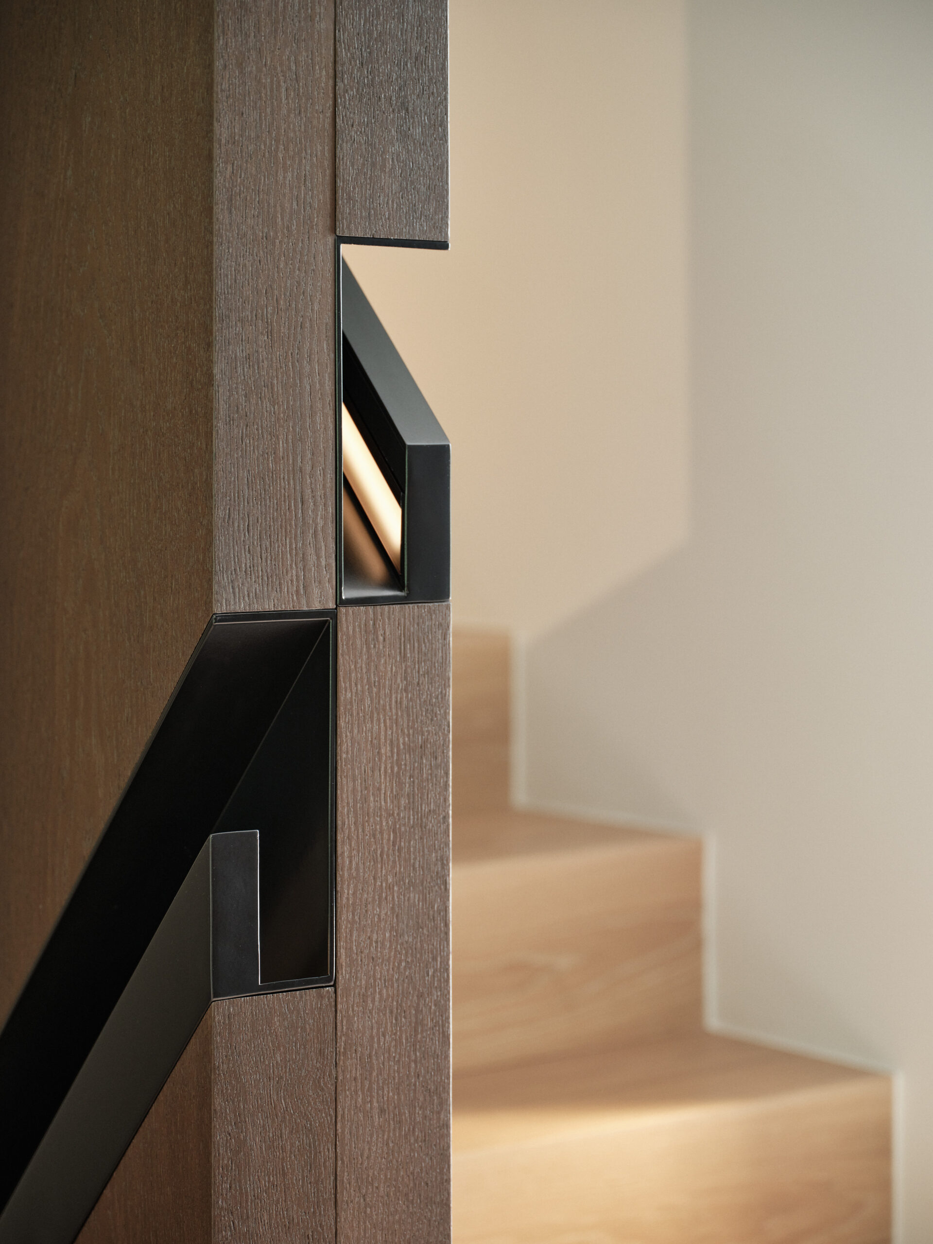 Innenarchitektur Stadtvilla München mit Räuchereiche und heller Keramik_Treppen Detail
