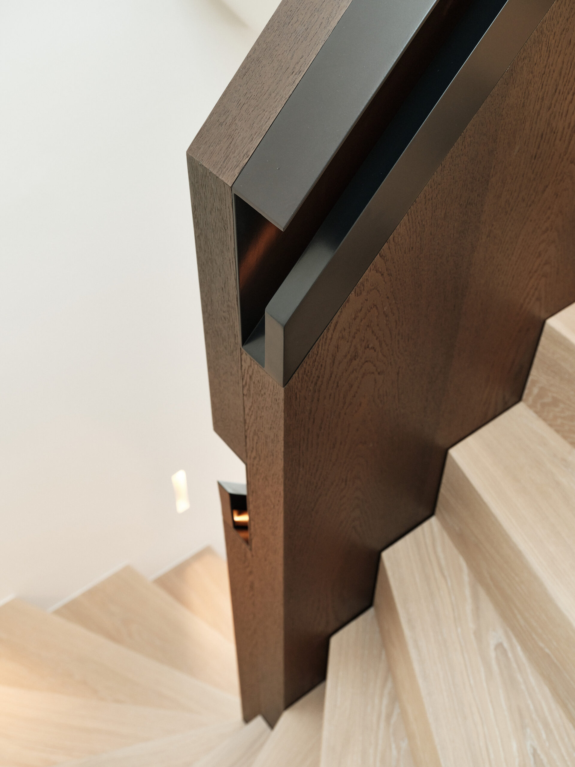 Innenarchitektur Stadtvilla München mit Räuchereiche und heller Keramik_Treppen Detail