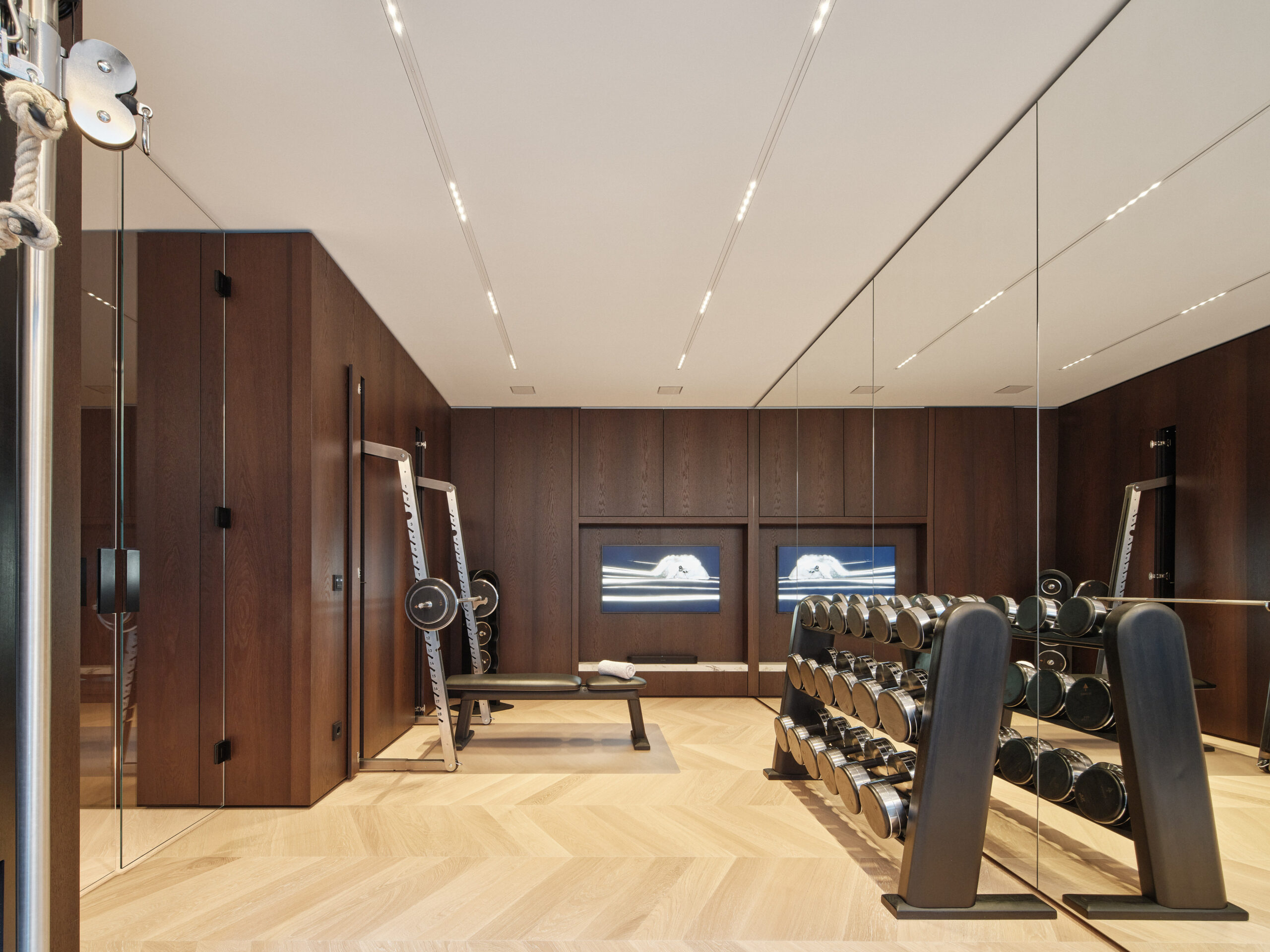 Innenarchitektur Stadtvilla München mit Räuchereiche und heller Keramik_Fitnessraum