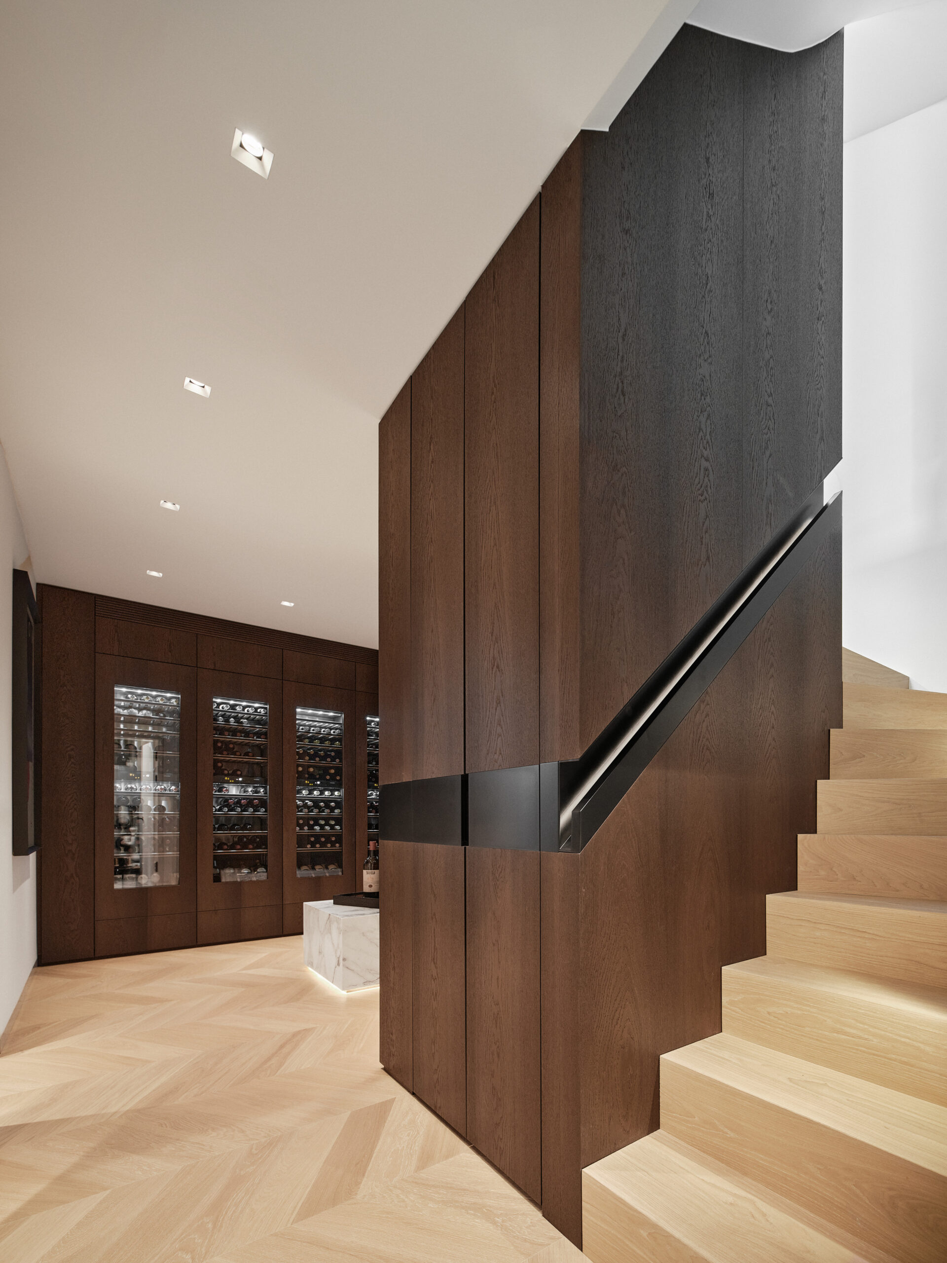 Innenarchitektur Stadtvilla München mit Räuchereiche und heller Keramik_Treppe Weinkeller