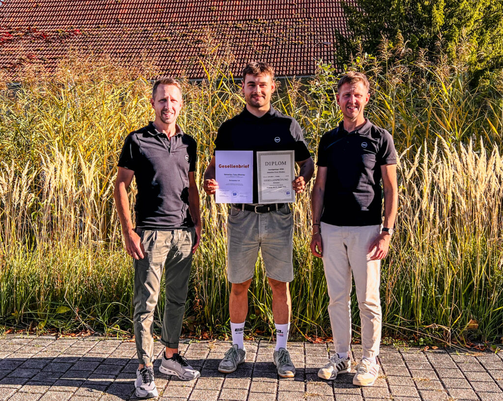 Sebastian Wiesheu mit Gesellenbrief und Urkunde zusammen mit Sebastian und Johannes Voit