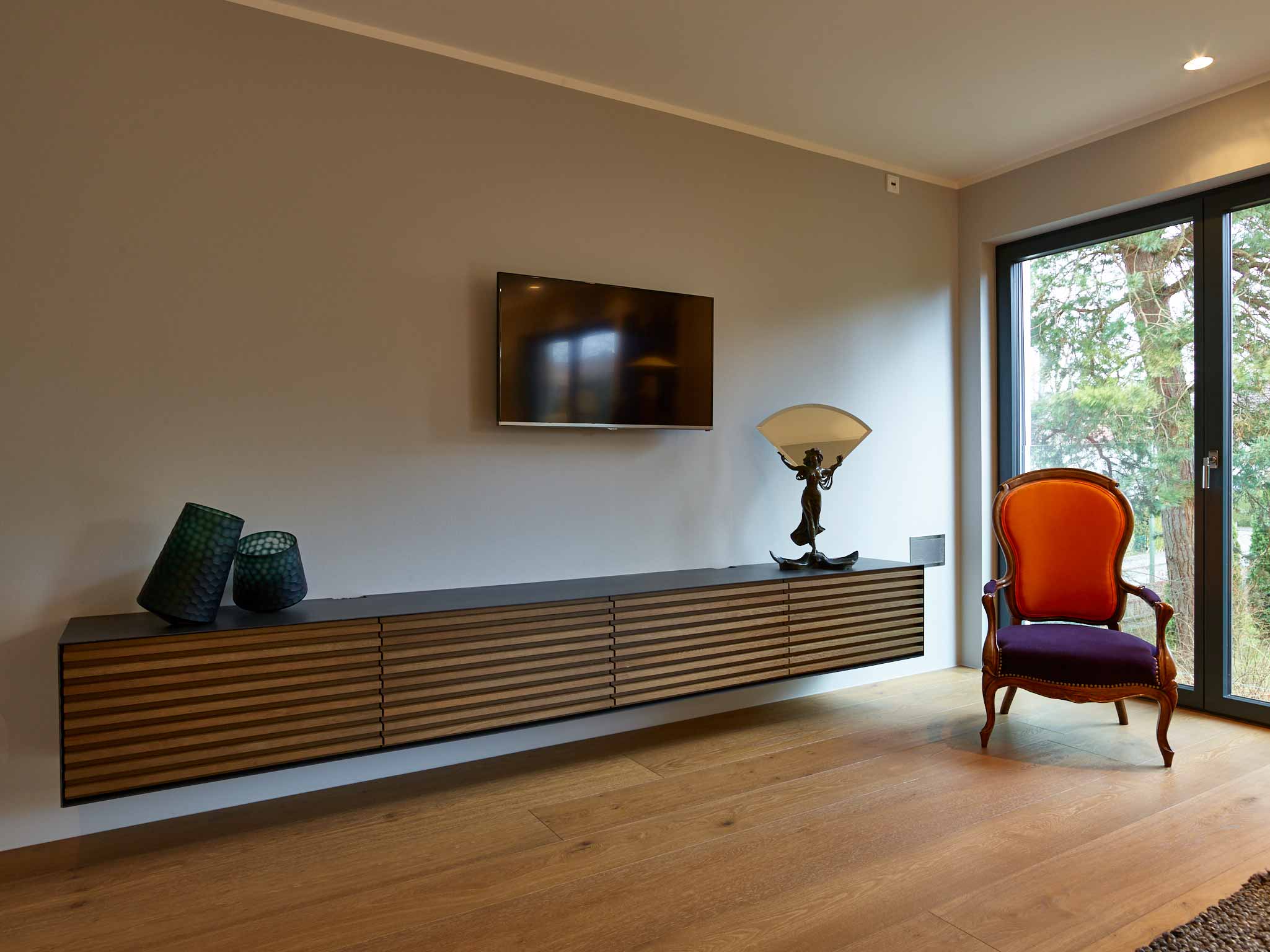 Custom Schlafzimmer Sideboard und schönem Sessel