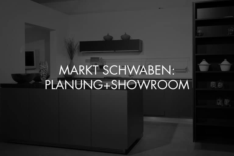 Showroom von Schreinerei und Planungsbüro VOIT in Markt Schwaben + Schriftzug im Bild "Markt Schwaben: Planung + Showroom" - Bild in schwarz-weiß